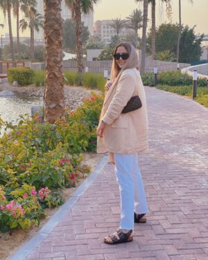 Shadi Mokhtari Instagram - •
هـیـچ ابرِ سیـاهی، حـریـفِ آفـتـاب نمی‌شه…✌🏻☀️
