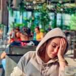Shadi Mokhtari Instagram - • من در پناه پنجره ام. با آفتاب رابطه دارم. ☀️ _فروغ فرخزاد_