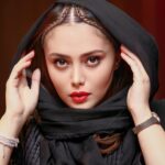Shadi Mokhtari Instagram - • اکـران مردمیِ فیلمِ سینماییِ «پـرونده بـاز است» ۳. مـُرداد. ۱۴۰۲ 🌱 • 📸: @soroushmn_ @lemanblink @i.m0hamd @atefehbabaei__ 🙏🏻🤍💫