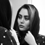 Shadi Mokhtari Instagram - • این غریبه کیه از من چی می خواد؟ اون به من یا من به اون خیره شدم؟ • ۱۸اُمِ فروردین ماه ۱۴۰۱؛تولدی دوباره…🤍🎂 • 📸: @negarpourbahrii