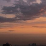 Shadi Mokhtari Instagram - • «آسمان» تماشایِ این گستره‌ عجـیـب،پـهـنـاور و پُـر از رمـز و راز از زیـبـاتـرین لحظاتِ زندگیِ منه… هرزمـانی که لـحـظه‌ها بهم فرصـت بدن، هر زمـانی که بتونم از هـیـاهـویِ زمـیـن فـاصـله بگیرم؛ از زندگی دست می‌کشم و فقط به تماشایِ این گستره‌ دست‌نیافتنی خیره می‌شم… ببین! پُر از نشونه‌ست، پُر از حرف، پُر از حس،پُر از قصه… هروقت روحم خسته میشه، هروقت زمین برام غیرِ قابل تحمل میشه؛ سرم‌رو بالا میگیرم و به آسمون، تماشاش و غرق شدنِ در اون، پـنـاه می‌برم… مدت زیادی میشه که هرکُجایِ این کُره خاکـی باشم؛ هروقت ببینم حالِ آسمون غریبه، ازش فیلم و عکس می‌گیرم…این‌ قاب‌ها بعضی‌هاش قدیمی‌تر و بعضی‌هاش جدید‌ترن…از ساعت‌هایِ مختلفِ زمین و در جغرافیا‌هایِ متفاوت…امّا همه‌اش برام پُـر از حرف،نشونه،زیبایی و شکوهه…نباید این صفحه از این لذّتِ بزرگم، خالی می‌موند… و چقدر زیبا گفت«فروغ»: من در جستجوی قطعه‌ای از آسمان پهناور هستم که از تراکم اندیشه‌های پست تهی باشد… شاید منم اون بالا دنبالِ چیزی می‌گردم که ایمان دارم زمین ازش محرومه…  •