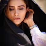 Shadi Mokhtari Instagram - • چیزی پُشتِ سرم فریاد میزد؛امّا برنگشتم…!🖤 • 📸: @negarpourbahrii 😍