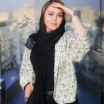 Shadi Mokhtari Instagram - • مراسمِ رونمایی و اکران فیلمِ سینمایی «مقیمانِ ناکُجـا» • 📸: @soroushmn_ 🙏🏻🌸