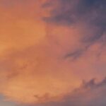 Shadi Mokhtari Instagram - • «آسمان» تماشایِ این گستره‌ عجـیـب،پـهـنـاور و پُـر از رمـز و راز از زیـبـاتـرین لحظاتِ زندگیِ منه… هرزمـانی که لـحـظه‌ها بهم فرصـت بدن، هر زمـانی که بتونم از هـیـاهـویِ زمـیـن فـاصـله بگیرم؛ از زندگی دست می‌کشم و فقط به تماشایِ این گستره‌ دست‌نیافتنی خیره می‌شم… ببین! پُر از نشونه‌ست، پُر از حرف، پُر از حس،پُر از قصه… هروقت روحم خسته میشه، هروقت زمین برام غیرِ قابل تحمل میشه؛ سرم‌رو بالا میگیرم و به آسمون، تماشاش و غرق شدنِ در اون، پـنـاه می‌برم… مدت زیادی میشه که هرکُجایِ این کُره خاکـی باشم؛ هروقت ببینم حالِ آسمون غریبه، ازش فیلم و عکس می‌گیرم…این‌ قاب‌ها بعضی‌هاش قدیمی‌تر و بعضی‌هاش جدید‌ترن…از ساعت‌هایِ مختلفِ زمین و در جغرافیا‌هایِ متفاوت…امّا همه‌اش برام پُـر از حرف،نشونه،زیبایی و شکوهه…نباید این صفحه از این لذّتِ بزرگم، خالی می‌موند… و چقدر زیبا گفت«فروغ»: من در جستجوی قطعه‌ای از آسمان پهناور هستم که از تراکم اندیشه‌های پست تهی باشد… شاید منم اون بالا دنبالِ چیزی می‌گردم که ایمان دارم زمین ازش محرومه…  •