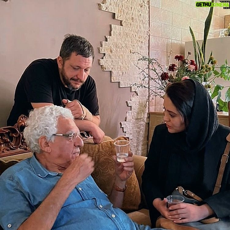 Shadi Mokhtari Instagram - • آقای پور احمد عزیزم چه تـلخ و باورنکردنی خداحافظی کردید…💔 چه خوشبختم که بهم اجازه دادید تا «هما»یِ آخرین قصهتان باشم…تا همیشه افتخار میکنم که از شما یادگرفتم… قلبم از خبر رفتنتان به درد آمد… خداحافظ آقای کارگردان…💔 • ( عکس مربوط به پشت صحنه فیلم سینمایی«پرونده باز است» آخرین ساخته استاد کیومرث پور احمد است…😔)