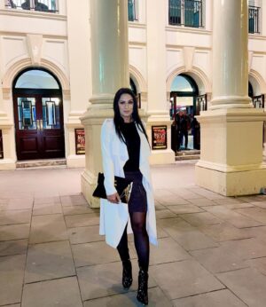 Shafina Shah Instagram - A lovely evening watching Noises Off at @royalnottingham 
❤️🎭🙏🏽
.
.
.
#shafinashah #shafinapatelshah #nottingham #pakistanimodel #bollywoodactress #indian #gujrati #pathan #shah #patel #boots #noisesoff #datenightoutfit