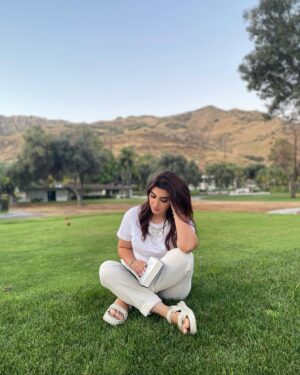 Shahad Hasan Instagram - القراءة تمنحنا مكاناً آخر نذهب إليه عندما نضطر للبقاء في أماكننا. 
لا تقرأوا أي كتاب لأنه مشهور أو حديث أو قديم، يجب أن تكون القراءة أحد أشكال السعادة لكم، اقرأوا من أجل متعتكم ولأجل أن تسعدوا انفسكم.

Reading gives us another place to go when we have to stay in our places. Do not read any book because it is famous, modern or ancient, reading should be one of the forms of pure happiness, read for your pleasure and in order to be happy.