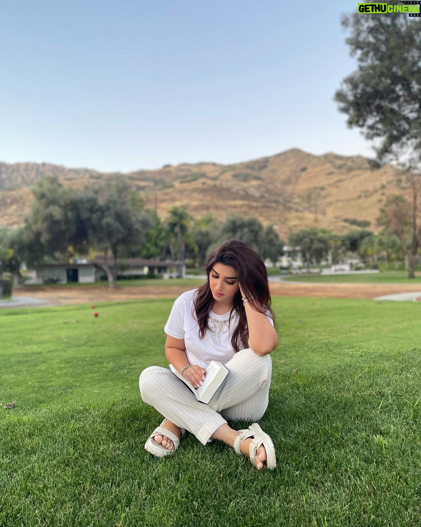 Shahad Hasan - 23.1K Likes - القراءة تمنحنا مكاناً آخر نذهب إليه عندما نضطر للبقاء في أماكننا.
لا تقرأوا أي كتاب لأنه مشهور أو حديث أو قديم، يجب أن تكون القراءة أحد أشكال السعادة لكم، اقرأوا من أجل متعتكم ولأجل أن تسعدوا انفسكم.
Reading gives us another place to go when we have to stay in our places. Do not read any book because it is famous, modern or ancient, reading should be one of the forms of pure happiness, read for your pleasure and in order to be happy.