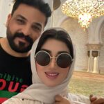 Shahad Hasan Instagram - جامع الشيخ زايد من اجمل الصروح الاسلامية الي زرتها بحياتي عبارة عن تحفة معمارية بعيدا عن البناء والتشييد والثريات العملاقة و السجاد وكل هذه التفاصيل. لفت انتباهي شي الي هو اول مره اشوف جامع يكدرون يزورو كل الجنسيات و الاديان و الطوائف وماكان اكو اي اجرائات صعبه للدخول ❤️ #ابوظبي #جامع_الشيخ_زايد_الكبير