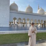 Shahad Hasan Instagram - جامع الشيخ زايد من اجمل الصروح الاسلامية الي زرتها بحياتي عبارة عن تحفة معمارية بعيدا عن البناء والتشييد والثريات العملاقة و السجاد وكل هذه التفاصيل. لفت انتباهي شي الي هو اول مره اشوف جامع يكدرون يزورو كل الجنسيات و الاديان و الطوائف وماكان اكو اي اجرائات صعبه للدخول ❤️ #ابوظبي #جامع_الشيخ_زايد_الكبير
