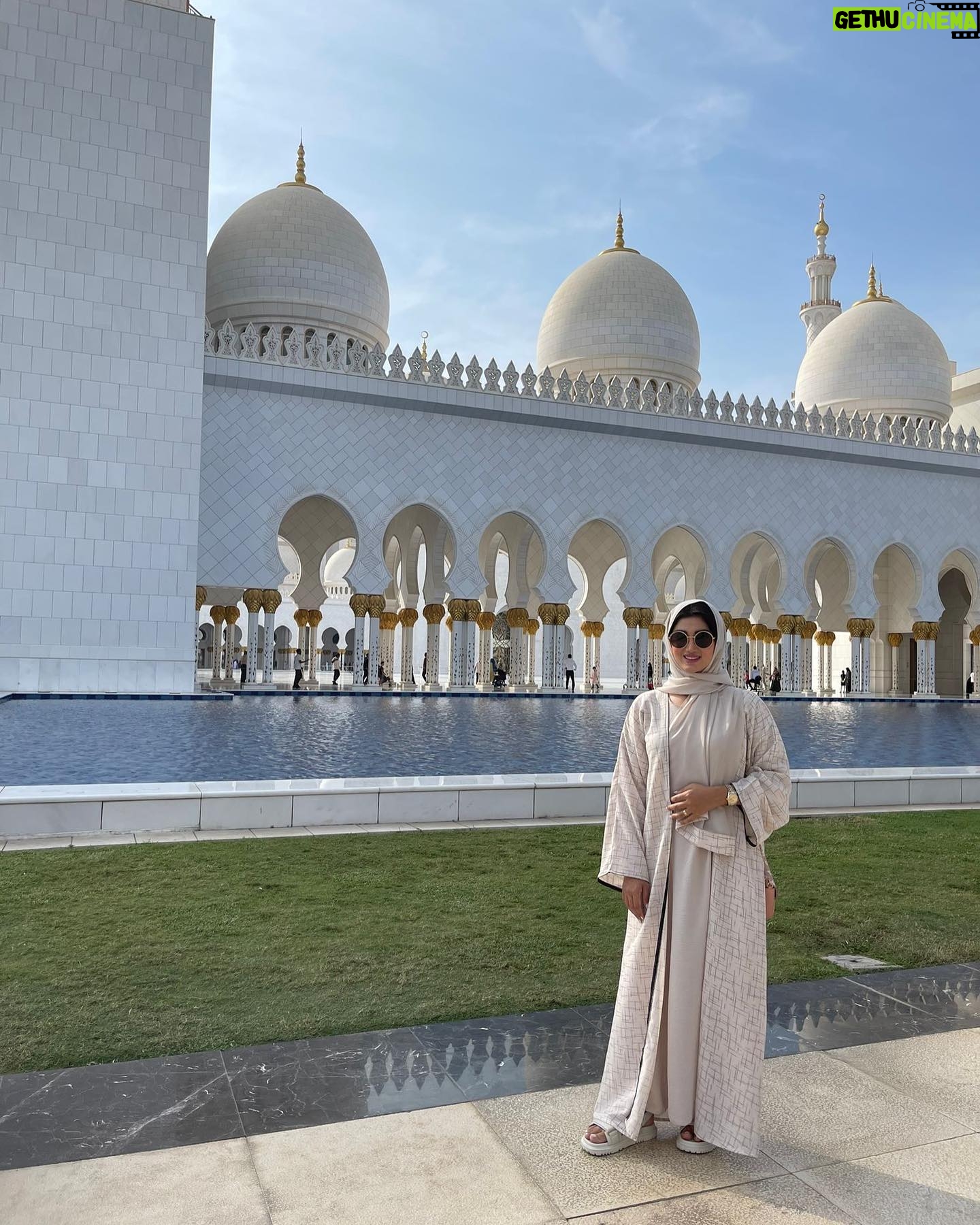 Shahad Hasan - 47.2K Likes - جامع الشيخ زايد من اجمل الصروح الاسلامية الي زرتها بحياتي عبارة عن تحفة معمارية بعيدا عن البناء والتشييد والثريات العملاقة و السجاد وكل هذه التفاصيل. لفت انتباهي شي الي هو اول مره اشوف جامع يكدرون يزورو كل الجنسيات و الاديان و الطوائف وماكان اكو اي اجرائات صعبه للدخول ❤️ #ابوظبي #جامع_الشيخ_زايد_الكبير