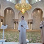 Shahad Hasan Instagram - جامع الشيخ زايد من اجمل الصروح الاسلامية الي زرتها بحياتي عبارة عن تحفة معمارية بعيدا عن البناء والتشييد والثريات العملاقة و السجاد وكل هذه التفاصيل. لفت انتباهي شي الي هو اول مره اشوف جامع يكدرون يزورو كل الجنسيات و الاديان و الطوائف وماكان اكو اي اجرائات صعبه للدخول ❤️ #ابوظبي #جامع_الشيخ_زايد_الكبير