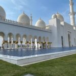 Shahad Hasan Instagram - جامع الشيخ زايد من اجمل الصروح الاسلامية الي زرتها بحياتي عبارة عن تحفة معمارية بعيدا عن البناء والتشييد والثريات العملاقة و السجاد وكل هذه التفاصيل. لفت انتباهي شي الي هو اول مره اشوف جامع يكدرون يزورو كل الجنسيات و الاديان و الطوائف وماكان اكو اي اجرائات صعبه للدخول ❤️ #ابوظبي #جامع_الشيخ_زايد_الكبير