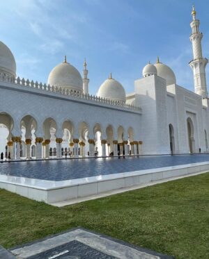 Shahad Hasan Instagram - جامع الشيخ زايد من اجمل الصروح الاسلامية الي زرتها بحياتي عبارة عن تحفة معمارية بعيدا عن البناء والتشييد والثريات العملاقة و السجاد وكل هذه التفاصيل. لفت انتباهي شي الي هو اول مره اشوف جامع يكدرون يزورو كل الجنسيات و الاديان و الطوائف وماكان اكو اي اجرائات صعبه للدخول ❤️ #ابوظبي #جامع_الشيخ_زايد_الكبير