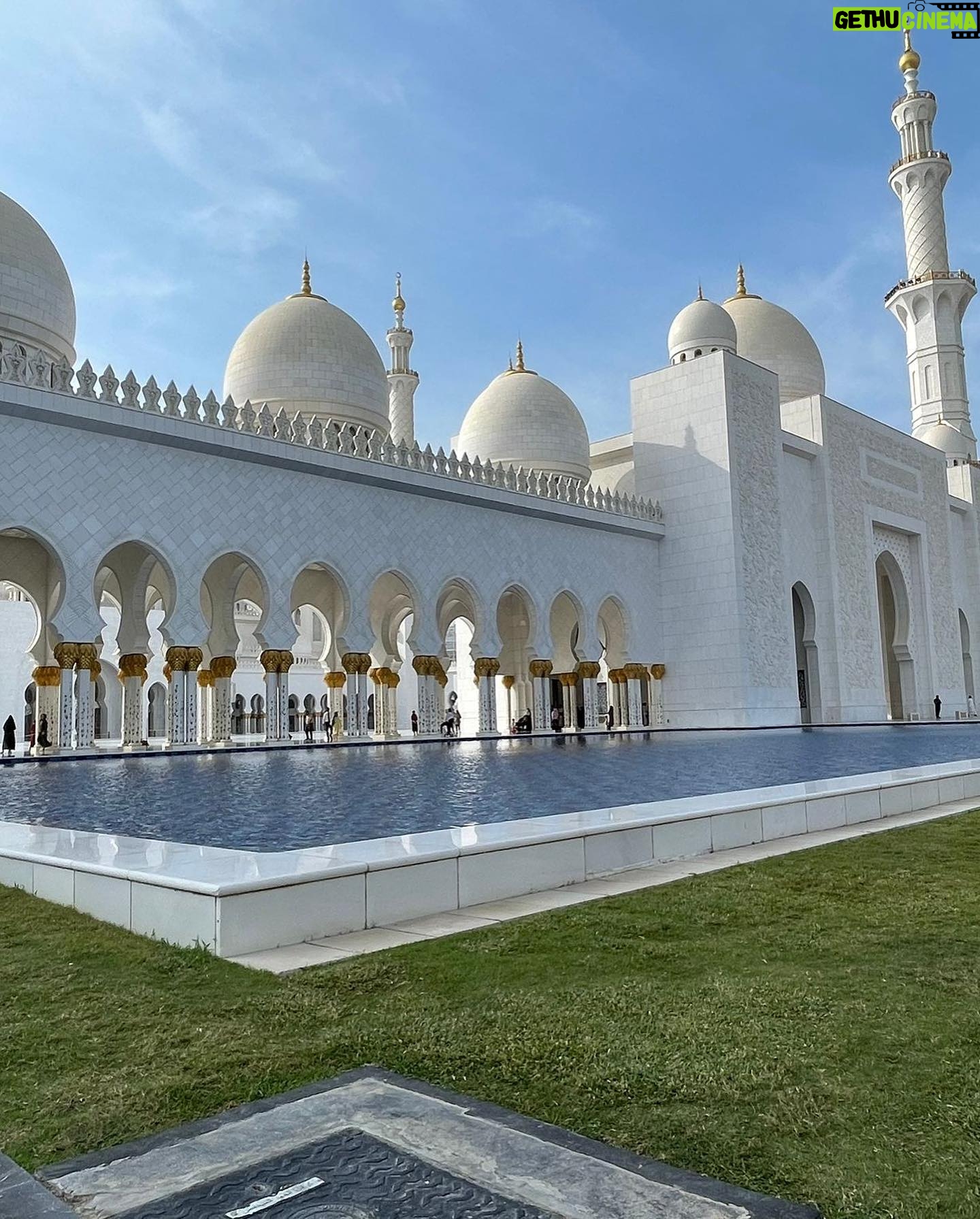 Shahad Hasan - 47.2K Likes - جامع الشيخ زايد من اجمل الصروح الاسلامية الي زرتها بحياتي عبارة عن تحفة معمارية بعيدا عن البناء والتشييد والثريات العملاقة و السجاد وكل هذه التفاصيل. لفت انتباهي شي الي هو اول مره اشوف جامع يكدرون يزورو كل الجنسيات و الاديان و الطوائف وماكان اكو اي اجرائات صعبه للدخول ❤️ #ابوظبي #جامع_الشيخ_زايد_الكبير