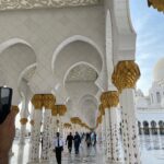 Shahad Hasan Instagram - جامع الشيخ زايد من اجمل الصروح الاسلامية الي زرتها بحياتي عبارة عن تحفة معمارية بعيدا عن البناء والتشييد والثريات العملاقة و السجاد وكل هذه التفاصيل. لفت انتباهي شي الي هو اول مره اشوف جامع يكدرون يزورو كل الجنسيات و الاديان و الطوائف وماكان اكو اي اجرائات صعبه للدخول ❤️ #ابوظبي #جامع_الشيخ_زايد_الكبير