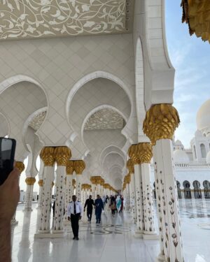 Shahad Hasan Instagram - جامع الشيخ زايد من اجمل الصروح الاسلامية الي زرتها بحياتي عبارة عن تحفة معمارية بعيدا عن البناء والتشييد والثريات العملاقة و السجاد وكل هذه التفاصيل. لفت انتباهي شي الي هو اول مره اشوف جامع يكدرون يزورو كل الجنسيات و الاديان و الطوائف وماكان اكو اي اجرائات صعبه للدخول ❤️ #ابوظبي #جامع_الشيخ_زايد_الكبير
