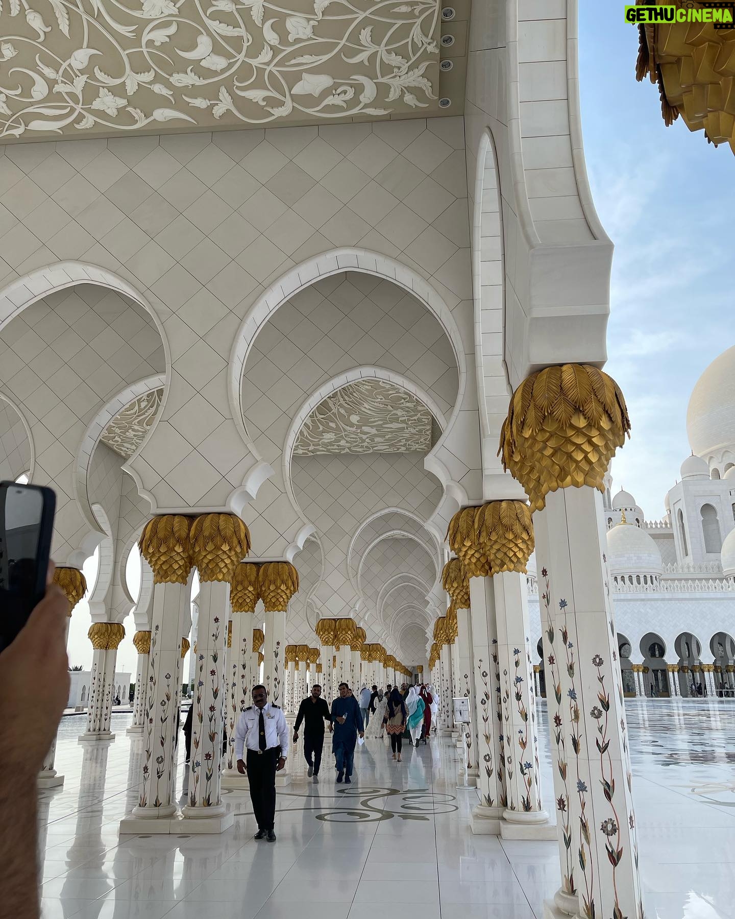 Shahad Hasan - 47.2K Likes - جامع الشيخ زايد من اجمل الصروح الاسلامية الي زرتها بحياتي عبارة عن تحفة معمارية بعيدا عن البناء والتشييد والثريات العملاقة و السجاد وكل هذه التفاصيل. لفت انتباهي شي الي هو اول مره اشوف جامع يكدرون يزورو كل الجنسيات و الاديان و الطوائف وماكان اكو اي اجرائات صعبه للدخول ❤️ #ابوظبي #جامع_الشيخ_زايد_الكبير