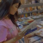 Shahad Hasan Instagram - هذه المرة الاولى الي ازور بيها معرض الكتاب و كان وقت ممتع❤️ ما هو الكتاب الي اثر بيكم و غير من طريقة تفكيركم او نظرتكم للحياة؟؟؟ شكرا على التصوير my best friend @mahakarim92