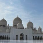 Shahad Hasan Instagram - جامع الشيخ زايد من اجمل الصروح الاسلامية الي زرتها بحياتي عبارة عن تحفة معمارية بعيدا عن البناء والتشييد والثريات العملاقة و السجاد وكل هذه التفاصيل. لفت انتباهي شي الي هو اول مره اشوف جامع يكدرون يزورو كل الجنسيات و الاديان و الطوائف وماكان اكو اي اجرائات صعبه للدخول ❤️ #ابوظبي #جامع_الشيخ_زايد_الكبير