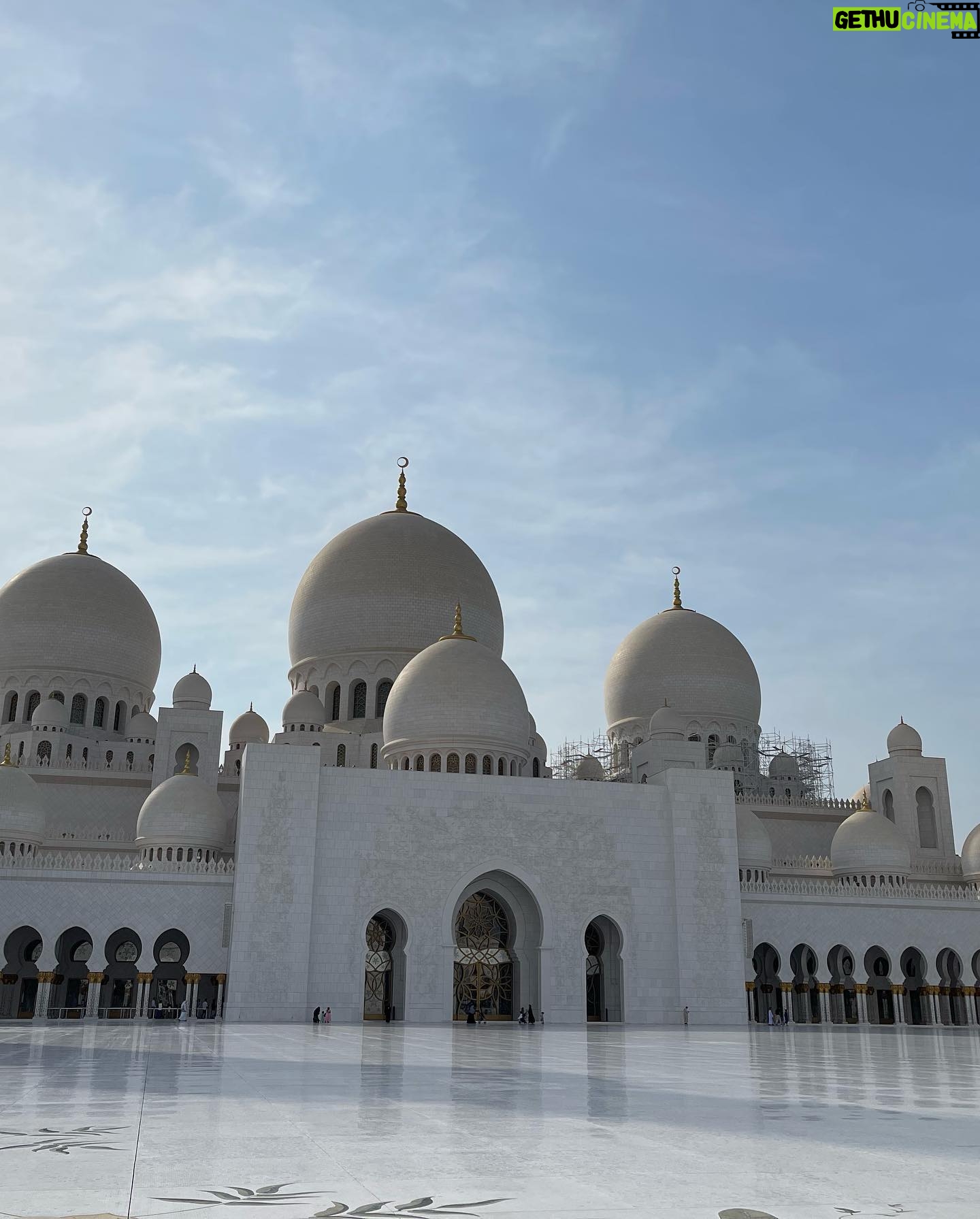 Shahad Hasan - 47.2K Likes - جامع الشيخ زايد من اجمل الصروح الاسلامية الي زرتها بحياتي عبارة عن تحفة معمارية بعيدا عن البناء والتشييد والثريات العملاقة و السجاد وكل هذه التفاصيل. لفت انتباهي شي الي هو اول مره اشوف جامع يكدرون يزورو كل الجنسيات و الاديان و الطوائف وماكان اكو اي اجرائات صعبه للدخول ❤️ #ابوظبي #جامع_الشيخ_زايد_الكبير