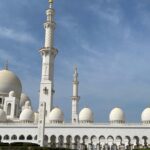 Shahad Hasan Instagram - جامع الشيخ زايد من اجمل الصروح الاسلامية الي زرتها بحياتي عبارة عن تحفة معمارية بعيدا عن البناء والتشييد والثريات العملاقة و السجاد وكل هذه التفاصيل. لفت انتباهي شي الي هو اول مره اشوف جامع يكدرون يزورو كل الجنسيات و الاديان و الطوائف وماكان اكو اي اجرائات صعبه للدخول ❤️ #ابوظبي #جامع_الشيخ_زايد_الكبير
