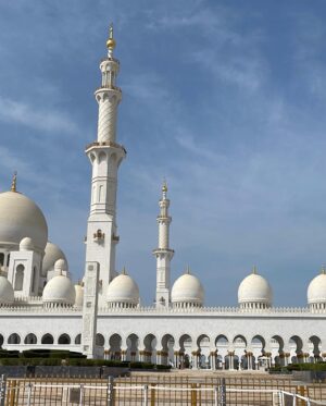 Shahad Hasan Instagram - جامع الشيخ زايد من اجمل الصروح الاسلامية الي زرتها بحياتي عبارة عن تحفة معمارية بعيدا عن البناء والتشييد والثريات العملاقة و السجاد وكل هذه التفاصيل. لفت انتباهي شي الي هو اول مره اشوف جامع يكدرون يزورو كل الجنسيات و الاديان و الطوائف وماكان اكو اي اجرائات صعبه للدخول ❤️ #ابوظبي #جامع_الشيخ_زايد_الكبير