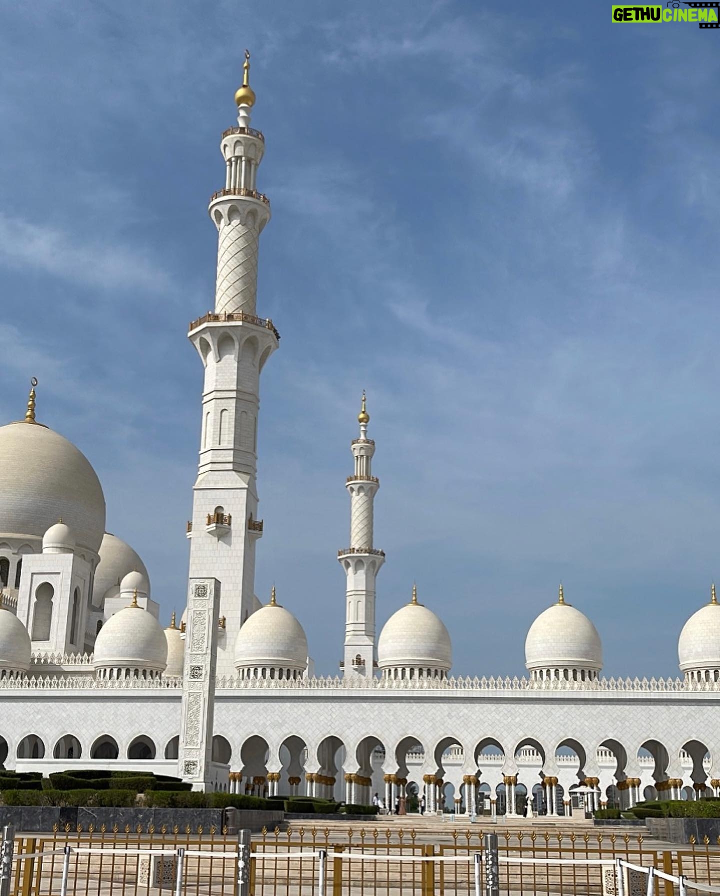 Shahad Hasan - 47.2K Likes - جامع الشيخ زايد من اجمل الصروح الاسلامية الي زرتها بحياتي عبارة عن تحفة معمارية بعيدا عن البناء والتشييد والثريات العملاقة و السجاد وكل هذه التفاصيل. لفت انتباهي شي الي هو اول مره اشوف جامع يكدرون يزورو كل الجنسيات و الاديان و الطوائف وماكان اكو اي اجرائات صعبه للدخول ❤️ #ابوظبي #جامع_الشيخ_زايد_الكبير
