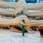 Shahad Hasan Instagram - اول مره اروح على مكان ويكون من تصميم المهندس المعمارية العراقية زها حديد شوفوا الهندسة المعمارية الخيالية الساحرة الي تاخذ العقل الصراحة اني أغرمت بالمكان ❤️