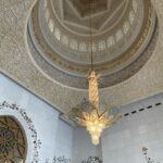 Shahad Hasan Instagram - جامع الشيخ زايد من اجمل الصروح الاسلامية الي زرتها بحياتي عبارة عن تحفة معمارية بعيدا عن البناء والتشييد والثريات العملاقة و السجاد وكل هذه التفاصيل. لفت انتباهي شي الي هو اول مره اشوف جامع يكدرون يزورو كل الجنسيات و الاديان و الطوائف وماكان اكو اي اجرائات صعبه للدخول ❤️ #ابوظبي #جامع_الشيخ_زايد_الكبير