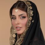 Shahad Salmman Instagram - يبو جروحي بعدني شما يمر طاريك افرفح وانهطر وانباك واتجوة يبو دموعي بعدني بوحشتي وكاسي وضحك جذاب هذاك انه الهويت الناس وادري الناس ماتهوه بعدني ولانسيت ايامك الحلوة بعدني من اشم نعناع ياخذني الدمع لمرايتك گوه 🍃🪞 #احمدالاسطى#شهدسلمان ✨🤍 Studio @babylonmedia Agency @pomelo.agency Makeup & dress & accessories @rou_m2 Products @bassamfattouh @cosmeticca_iraq @almouyasserdistribution @lina_ameerr