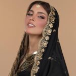Shahad Salmman Instagram - يبو جروحي بعدني شما يمر طاريك افرفح وانهطر وانباك واتجوة يبو دموعي بعدني بوحشتي وكاسي وضحك جذاب هذاك انه الهويت الناس وادري الناس ماتهوه بعدني ولانسيت ايامك الحلوة بعدني من اشم نعناع ياخذني الدمع لمرايتك گوه 🍃🪞 #احمدالاسطى#شهدسلمان ✨🤍 Studio @babylonmedia Agency @pomelo.agency Makeup & dress & accessories @rou_m2 Products @bassamfattouh @cosmeticca_iraq @almouyasserdistribution @lina_ameerr