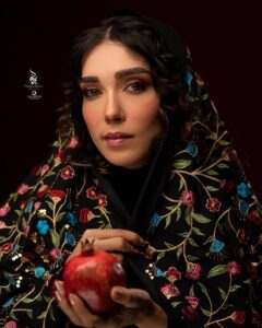 Shahrzad Kamalzadeh Instagram - یلداتون مبارک❤️🍉 Yalda night, the longest night of the year, is a celebration of light, warmth, and the triumph of goodness over darkness @maryamrahnama__ 🙏🏻❤️ @falirann 🌞📸 #شهرزاد_کمال_زاده #یلدا#فرهنگ#هنر #سنت #اصالت #ایران #shahrzadkamalzadeh