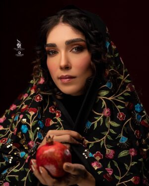 Shahrzad Kamalzadeh Instagram - یلداتون مبارک❤️🍉
 
Yalda night, the longest night of the year, is a celebration of light, warmth, and the triumph of goodness over darkness

@maryamrahnama__ 🙏🏻❤️
@falirann 🌞📸

#شهرزاد_کمال_زاده #یلدا#فرهنگ#هنر #سنت #اصالت #ایران 
#shahrzadkamalzadeh