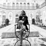 Shahrzad Kamalzadeh Instagram - در این کویر برف هیچ کاشفی با سورتمۀ احساس به من دست نخواهد یافت . . . بی تو سالهاست که هوای من صد درجه زیر عشق است #شهرزادکمالزاده #کاشان #زمستان #بازیگران_زن #ایرانگردی #۱۴۰۰سال #mobilegraphy Photo by : @mehdi.abouhamzeh