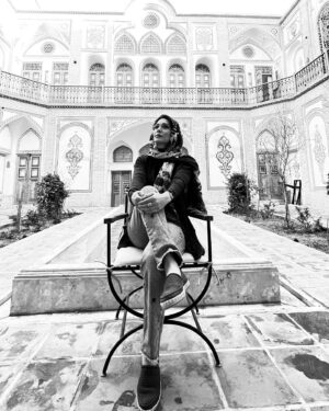 Shahrzad Kamalzadeh Instagram - در این کویر برف

هیچ کاشفی با سورتمۀ احساس

به من دست نخواهد یافت . . .

بی تو سالهاست که هوای من

صد درجه زیر عشق است 

#شهرزادکمالزاده #کاشان #زمستان #بازیگران_زن #ایرانگردی #۱۴۰۰سال

#mobilegraphy 

Photo by : @mehdi.abouhamzeh