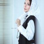 Shahrzad Kamalzadeh Instagram - دست ات را به من بده دست های تو با من آشناست ای دیر یافته با تو سخن می گویم به سان ابر که با توفان به سان علف که با صحرا به سان باران که با دریا به سان پرنده که با بهار به سان درخت که با جنگل سخن می گوید زیرا که من ریشه های تورا دریافته ام زیرا که صدای من با صدای تو آشناست. #شاملو