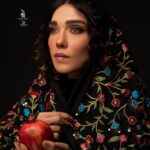 Shahrzad Kamalzadeh Instagram - یلداتون مبارک❤️🍉 Yalda night, the longest night of the year, is a celebration of light, warmth, and the triumph of goodness over darkness @maryamrahnama__ 🙏🏻❤️ @falirann 🌞📸 #شهرزاد_کمال_زاده #یلدا#فرهنگ#هنر #سنت #اصالت #ایران #shahrzadkamalzadeh