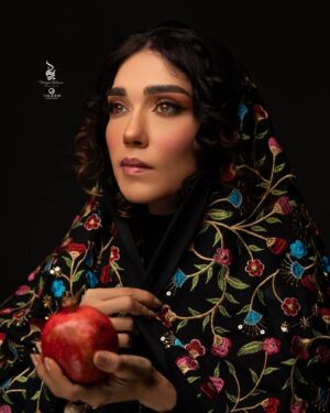 Shahrzad Kamalzadeh Instagram - یلداتون مبارک❤️🍉
 
Yalda night, the longest night of the year, is a celebration of light, warmth, and the triumph of goodness over darkness

@maryamrahnama__ 🙏🏻❤️
@falirann 🌞📸

#شهرزاد_کمال_زاده #یلدا#فرهنگ#هنر #سنت #اصالت #ایران 
#shahrzadkamalzadeh
