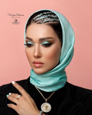 Shahrzad Kamalzadeh Instagram - از کسانی که شیرینی رو با دیگران میخورن و با تو درباره قند خونشون حرف میزنن به هر قیمتی فاصله بگیر 
😄 

 @maryamrahnama__ 🌸💙🌟
@falifilm🌟📸