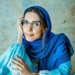 Shahrzad Kamalzadeh Instagram - ناز کن شیرین غزل بس ناز دارد چشم تو حس لذت آور شهناز دارد چشم تو می نوازد روح را دیدار گرم چشمهات یک نگه شیرینی اواز دارد چشم تو کار حیرت اوری در چشمهایت دیده ام دختر پیغمبری؟ اعجاز دارد چشم تو در نگاهت خوانده ام اشعار نغز “خواجه” را جلوه های گلشن شیراز دارد چشم تو پشت چشمان سیاهت روشنی خوابیده است یک چمن،یک باغ چشم انداز دارد چشم تو می برد عطر نگاهت عقل و هوشم را،مگر شیشه ی عطر غزل را باز دارد چشم تو @optic_mb ❤️👌🌟😎