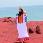Shahrzad Kamalzadeh Instagram - در آینه فرو می ریزد جزیره ای به زیر آب می رود در ساحل آینه، دستانی کورمال عطر تو را می جویند و پرندگان بودن جزیره را فراموش می کنند @mantozigzag ❤️🌊🐚 #شهرزاد_کمال_زاده #جزیره_هرمز #ایرانگردی#ساحل_خاک_سرخ #ایران #وطن #لایف_استایل #طبیعت#خاک_نقره_ای#خلیج_فارس