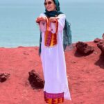 Shahrzad Kamalzadeh Instagram - در آینه فرو می ریزد جزیره ای به زیر آب می رود در ساحل آینه، دستانی کورمال عطر تو را می جویند و پرندگان بودن جزیره را فراموش می کنند @mantozigzag ❤️🌊🐚 #شهرزاد_کمال_زاده #جزیره_هرمز #ایرانگردی#ساحل_خاک_سرخ #ایران #وطن #لایف_استایل #طبیعت#خاک_نقره_ای#خلیج_فارس