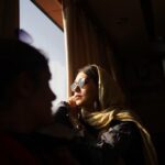 Shahrzad Kamalzadeh Instagram - از این دریا تا این عکس که در آلبوم کدر شده است راهی نیست فقط باید صبور بود تا آواز این مرغ دریایی به پایان برسد تا ما یاد همه‌ی کافه‌های جوانی را به دریا بریزیم دست‌های ما خالی است. #شهرزاد_کمالزاده #مرغ_دریایی #فرهنگ#ادب#هنر#دریا #امواج #نور#بازیگر#مجری#تهیه_کننده