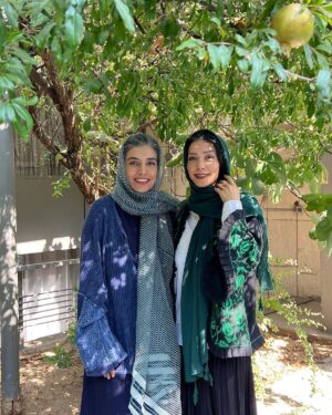 Shahrzad Kamalzadeh Instagram - عاقلان نقطه پرگار وجودند ولی عشق داند که در این دایره سرگردانند 
@leilazare80 
#شهرزاد_کمال_زاده #لیلا_زارع #پاییز#انار#انسانم_آرزوست