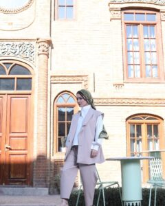 Shahrzad Kamalzadeh Instagram - من این سوی دنیا تو آن سوی دنیا چرا از من او را گرفتی که ماتم بگیرم من این سوی دنیا تو آن سوی دنیا چرا درد خود کم بگیرم ز روزی که رفته ز پیشم او نامه ننوشته ز خاطر مگر برده او از دل یاد بگذشته دریغا گذشته گذشته خدایا همه هستی ام را گرفتی همه هستی ام را تو یکجا گرفتی اگر روزی از این قفس پر بگیرم روم سر به پایش نهم تا بمیرم و یا زندگی را من از سر بگیرم #استاد_گلپایگانی