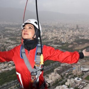 Shahrzad Kamalzadeh Instagram - تجربه پیاده روی در آسمان تهران در کنار طناز عزیزم 
با تشکر از امیر بدری و گروه حرفه ای 

@gmax.skypark 
@amirbadrii 👌
@tannaz.fallahi ❤️
