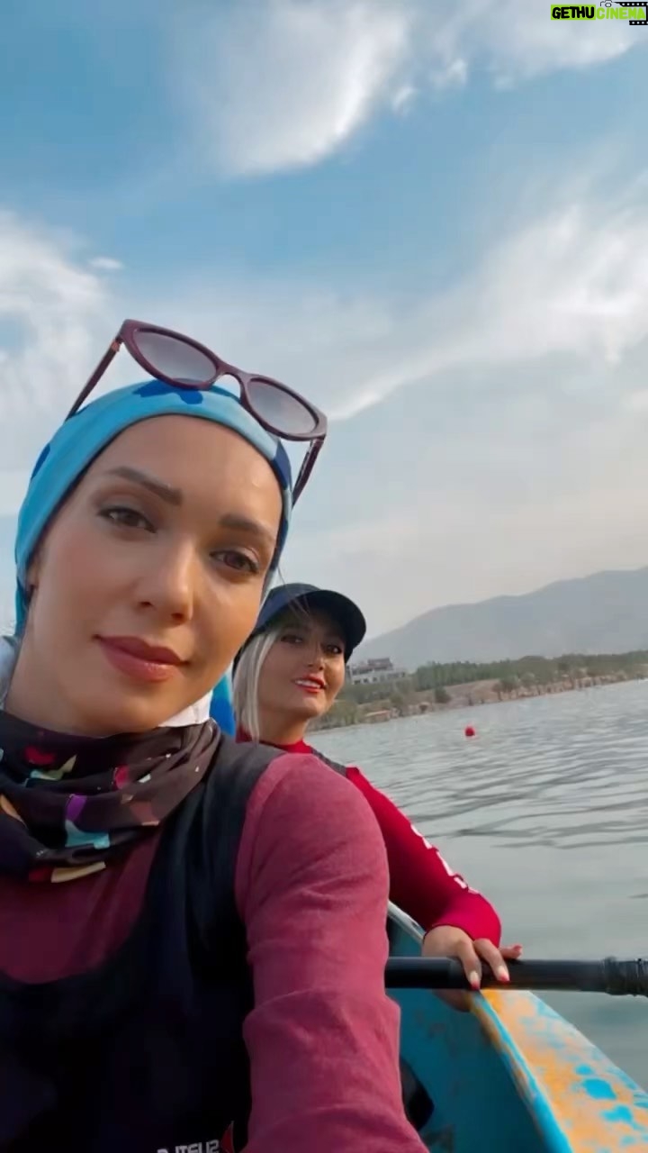 Shahrzad Kamalzadeh Instagram - اولین روز شهریور با دیدن دوست پر انرژی و مهربونم زیباتر شد قایقرانی با طناز عزیز در دریاچه استادیوم آزادی 🚣🏼🌊❤️ @tannaz.fallahi #تهرانگردی #تهران #ایران #ورزشگاه_آزادی #قایقرانی #دوستی #شهریور #lifestyle #ارامش #شهرزادکمالزاده
