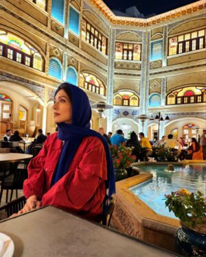 Shahrzad Kamalzadeh Instagram - ماه اگر بی تو برآید به دو نیمش بزنند
دولت احمدی و معجزه سبحانی

جلوه بخت تو دل می‌برد از شاه و گدا
چشم بد دور که هم جانی و هم جانانی

#شهرزاد_کمال_زاده #هنر#فرهنگ#معماری_سنتی_ایران #ایران #نوستالژی