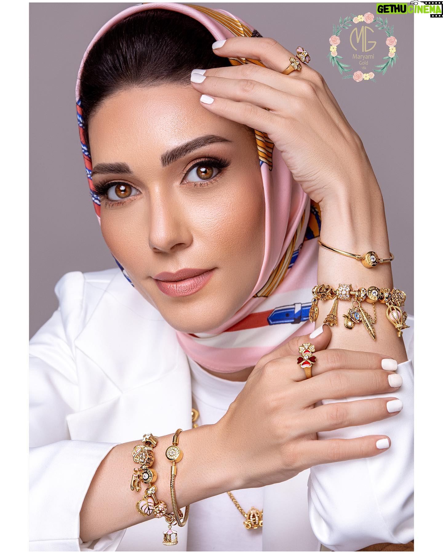 Shahrzad Kamalzadeh Instagram - هنر، تمایل ذهن انسان به کمال است…. @maryamigold ☀️❤️ @mehdi.abouhamzeh ⭐️📸 @patron.tip 👗❤️ @makeupmaedeh 💄❤️ #شهرزادکمالزاده #لایف_استایل #زیبایی #هنر #مهدی_ابوحمزه #مریمی_گلد #پاترون_تیپ #دستبند#طلا #جواهر